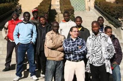 Agudelo, en primer término, con gafas; a su derecha, Diallo, y detrás, Cámara, con chaquetón oscuro, en Alcarràs.
