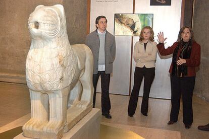 La directora del patronato de la Alhambra, María del Mar Villafranca (derecha), y dos técnicos encargados de la restauración, durante la presentación ayer del león número cuatro tras ser restaurado.