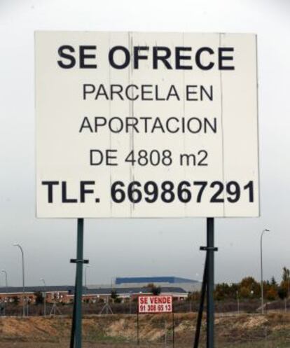 Cartel del venta de párcela el el Señorío.