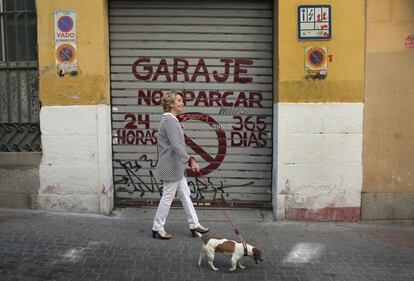 Esperanza Aguirre pasea por el barrio madrileño de Malasaña tras depositar su voto.