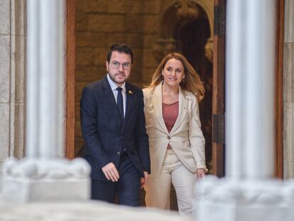 El 'president' Pere Aragonès y la consejera de Economía, Natàlia Mas, en el Palau de la Generalitat el 28 de febrero.