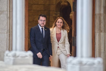 El 'president' Pere Aragonès y la consejera de Economía, Natàlia Mas, en el Palau de la Generalitat el 28 de febrero.