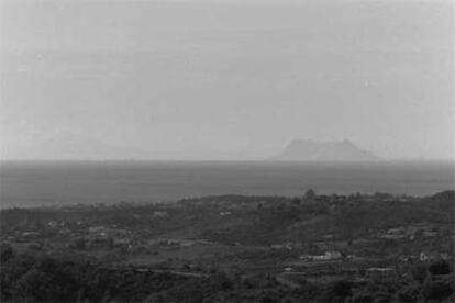 Terrenos de Selwo en Estepona. Al fondo, Gibraltar.