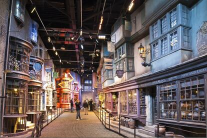 El set de rodaje del callejón Diagon de las películas de Harry Potter, la calle de compras de los magos londinenses, en los estudios Warner Bros. Studio Tour London, en Leavesden. 