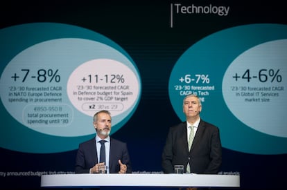 Marc Murtra, presidente de Indra, y José Vicente de los Mozos, consejero delegado, en la presentación del nuevo plan estratégico.