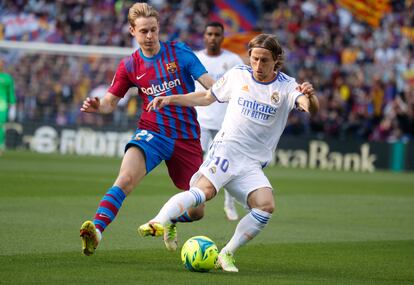 Frenkie de Jong le disputa el balón a Modric en el Camp Nou.