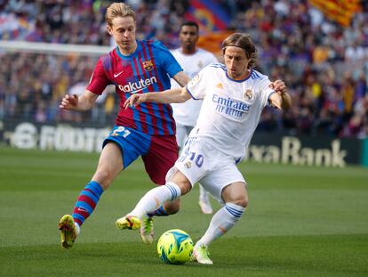 Frenkie de Jong le disputa el balón a Modric en el Camp Nou.