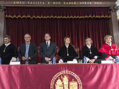 El alcalde, Joan Ribó, junto al presidente Ximo Puig y la rectora de la UV, Mavi Mestre, en la apertura de curso universitaro.  