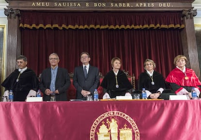 El alcalde, Joan Ribó, junto al presidente Ximo Puig y la rectora de la UV, Mavi Mestre, en la apertura de curso universitaro.  