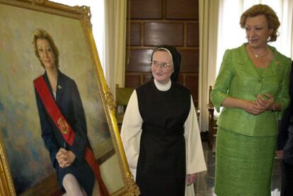 Paintings by Sister Isabel Guerra (l), such as this portrait of former Zaragoza Mayor Luisa Fernanda Rudi (r), can sell for 45,000 euros