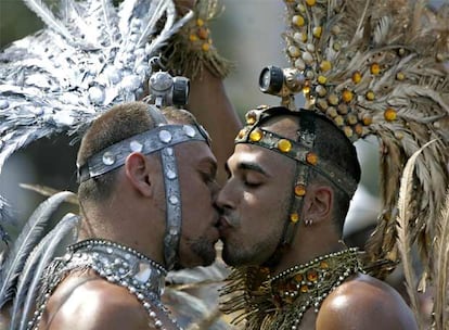 Los más creativos exhibían sus disfraces de conejitas o de diablitos, o de divas del cine y de "femme fatal", mientras decenas de "drag queen" reinaban en la fiesta entre los grupos más desinhibidos. Parejas y grupos de lesbianas y gays de todas las edades, desfilaron con menos parafernalias, acompañando adornados camiones, sobre los cuales había enormes altavoces y plataformas sobre los que muchos bailaban de torso desnudo.