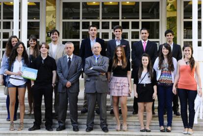 ARAGÓN. El equipo que ha resultado primer finalista aragonés, del instituto Juan Lanuza, de Borja (Zaragoza), junto a Manuel Pinos Quílez, director general de Política Educativa de Aragón, y José Manuel Calvo, subdirector de EL PAÍS. El instituto Segundo de Chomón, de Teruel, y el colegio El Pilar-Maristas, de Zaragoza, han sido los otros finalistas de la comunidad.