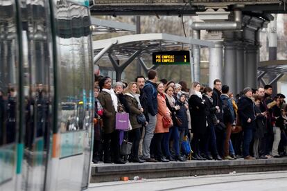 Passageiros esperam um trem durante a greve de ferrovias em Paris.