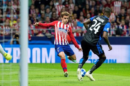 El delantero francés del Atlético de Madrid Antoine Griezmann chuta para anotar el primer gol ante el Brujas.