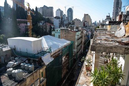 Vistas sobre la calle de Gemeize en el barrio cristiano de Beirut desde el salón de Cocó.