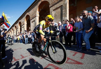 Roglic, durante la subida a San Luca