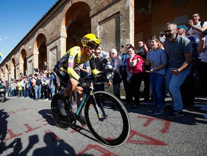 Roglic, durante la subida a San Luca