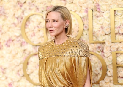 Cate Blanchett, nominada por su papel en la miniserie 'Disclaimer' hizo una entrada triunfal con un vestido drapeado dorado de estilo cariátide.