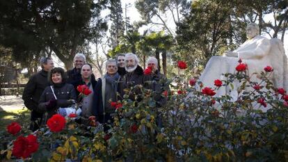 Elgarresta, Mosquera, Soler, M&eacute;ndez, Infante, Daganzo, Hern&aacute;ndez y Fern&aacute;ndez junto a la estatua de Gald&oacute;s, frente a la Rosaleda. 