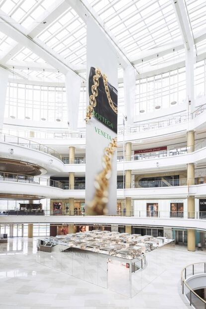 El centro comercial Plaza 66 se ublica en el rascacielos más alto de Shanghái. Dentor de ese alarde de visibilidad, lo invisible: este espacio que exige detenerse para comprender qué es ese rectángulo reflectante. |