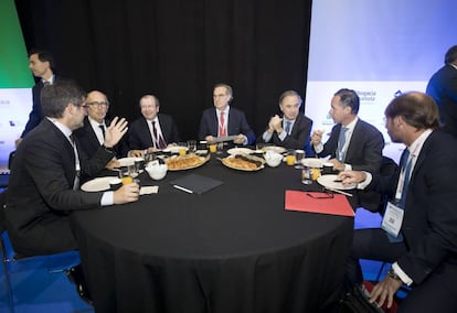 De izquierda a derecha: Joan Roca (Roca Junyent); Rafael Fontana (Cuatrecasas); Fernando Vives (Garrigues); José María Alonso (ICAM); Luis de Carlos (Uría Menéndez); Íñigo Sagardoy (Sagardoy); y Carlos Rueda (GA_P).