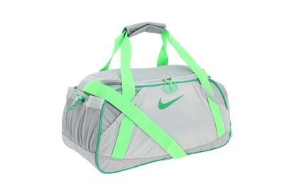 La toalla, los cascos, el ipod, la botella de agua... todo bien organizado en esta bolsa de deporte de Nike. (41 euros)