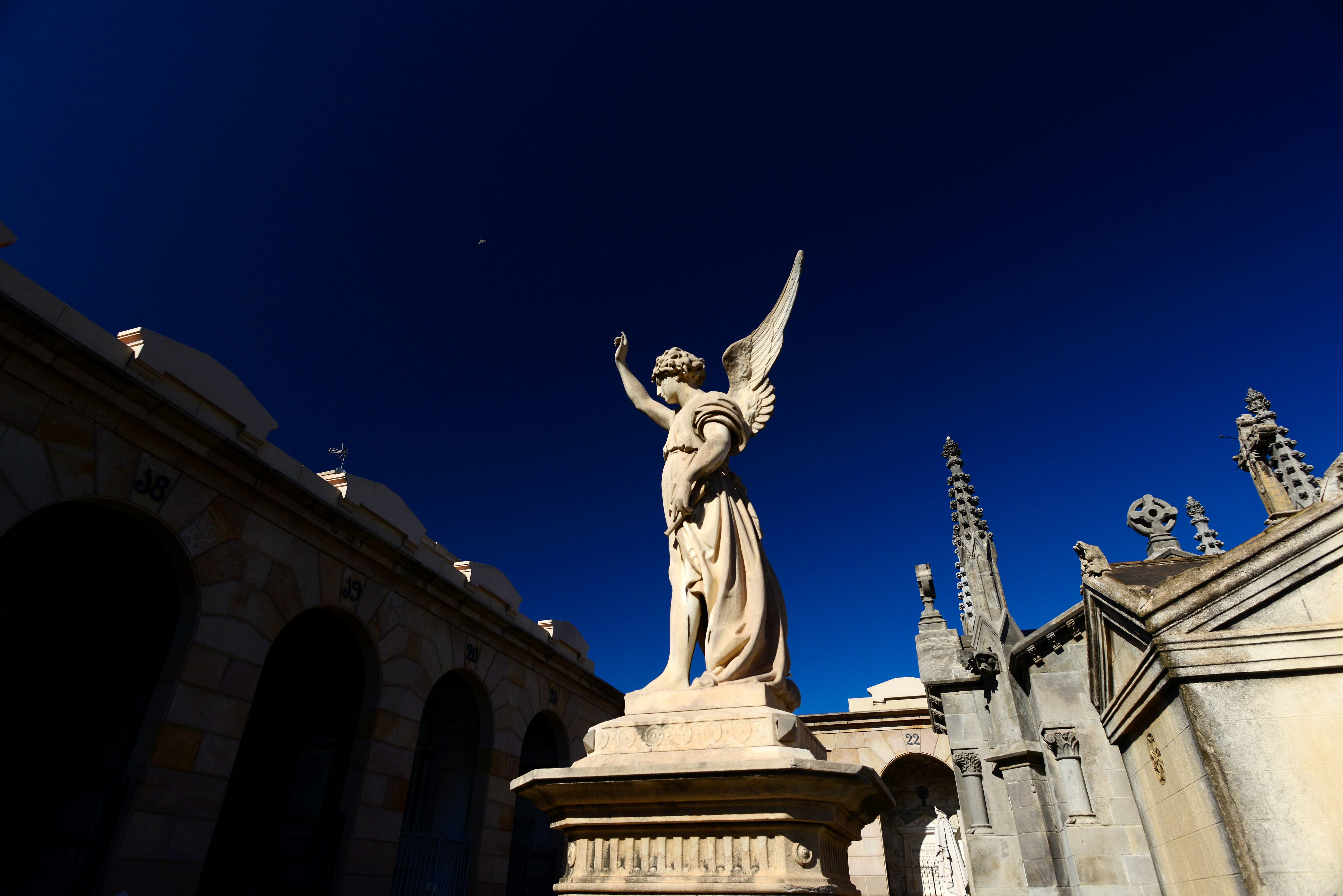 Una de las esculturas en el cementerio de Montjuïc, en Barcelona.