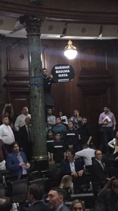 Activistas contra la incineración de residuos en la Legislatura porteña.