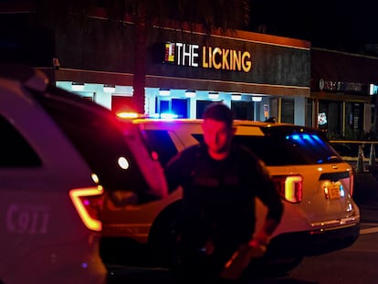 Un oficial de policía camina afuera del restaurante The Licking en Miami Gardens, Florida, el 5 de enero de 2023
