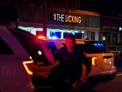 Un oficial de policía camina afuera del restaurante The Licking en Miami Gardens, Florida, el 5 de enero de 2023