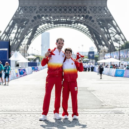 DVD 1224 01/08/24 París, Francia. Juegos Olímpicos de París 2024. 
Atletismo, competición de marcha atlética.
Los medallistas de bronce en marcha masculina, Alvaro Martín, y de plata en marcha femenina, María Pérez, celebran las medallas obtenidas.  [ALBERT GARCIA] 