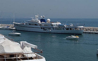 El barco del rey Fahd, atracado ayer en Puerto Banús.
