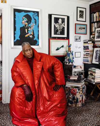 André Leon Talley, en su casa de Nueva York, delante de un retrato de Diana Vreeland de Bradley Theodore.