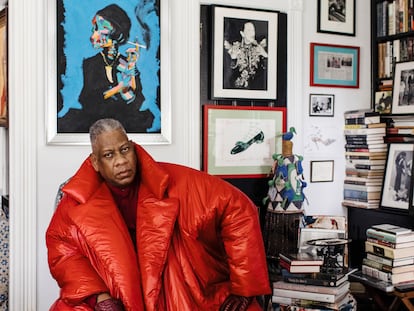 André Leon Talley, en su casa de Nueva York, delante de un retrato de Diana Vreeland de Bradley Theodore.