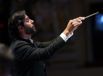 Domingo Hindoyan, director musical de 'Siberia', durante el concierto. 