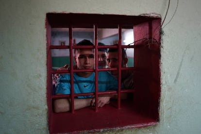 Tres internos observan a la cámara en la Unidad 1 "Lisandro Olmos".