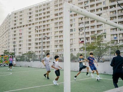 Un grupo de chicos juega al fútbol en Les Cèdres, un barrio al norte de Marsella que lucha contra el crimen.