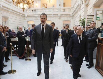 El Rey Felipe, y el fiscal Luis Navajas (d), a su llegada a la capilla ardiente del fiscal general del Estado.