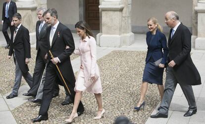 Los Reyes acompañados por el alcalde de Alcalá de Henares, Javier Rodríguez (i); el ministro de Educación, Íñigo Méndez de Vigo (2i); el presidente del Gobierno, Mariano Rajoy (3i); la presidenta de la Comunidad de Madrid, Cristina Cifuentes (2d) y el secretario de Estado de Cultura, Fernando Benzo (d), a su llegada al paraninfo de la Universidad de Alcalá de Henares.