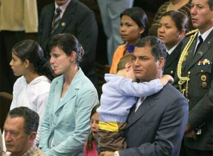 El presidente de Ecuador, Rafael Correa (centro), asiste a misa acompañado de su familia antes de acudir a votar ayer en Quito.