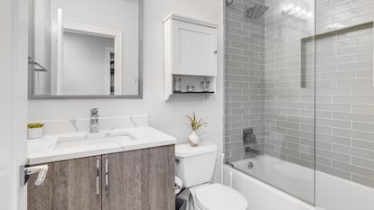 Artículo de EL PAÍS Escaparate sobre cómo quitar la cal de la mampara y otras superficies del baño.
.