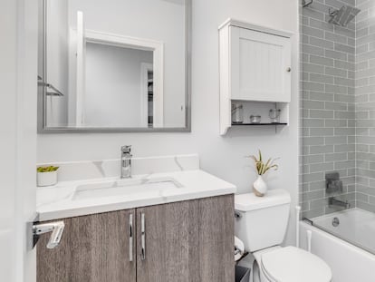 Artículo de EL PAÍS Escaparate sobre cómo quitar la cal de la mampara y otras superficies del baño.
.