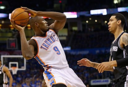 Ibaka con el balón ante Green, de los Spurs.