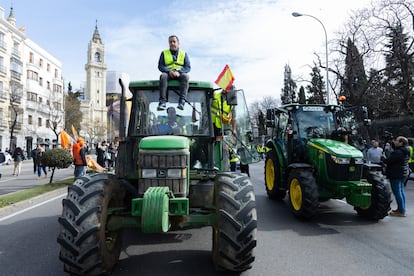Llegada de tractores a la Puerta de Alcalá de Madrid, este miércoles. 