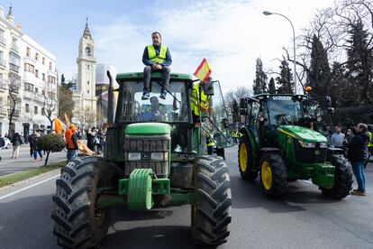 Llegada de tractores a la Puerta de Alcalá de Madrid, este miércoles. 