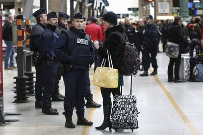 Con el estado de emergencia decretado en Francia, las fuerzas de seguridad han iniciado el control total de las fronteras. Los transportes aéreos y ferroviarios, sin embargo, funcionan con normalidad, según fuentes oficiales.