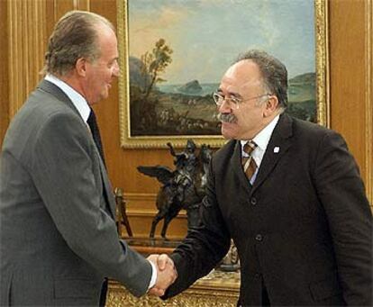 El Rey saluda al líder de ERC, hoy en Madrid.