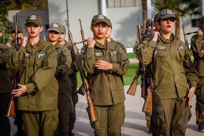 Alumnos participan de instrucción de formación en la Escuela de Formación de Carabineros en Santiago (Chile).