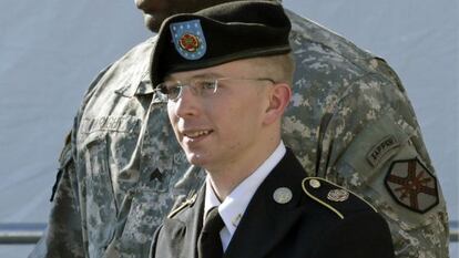 El soldado Bradley Manning antes de comparecer en la audiencia celebrada el pasado verano.