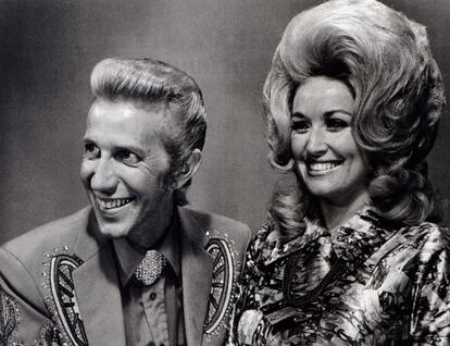 El cantante de country y presentador Porter Wagoner y Dolly Parton. Colaboraron juntos en televisión durante una década. 